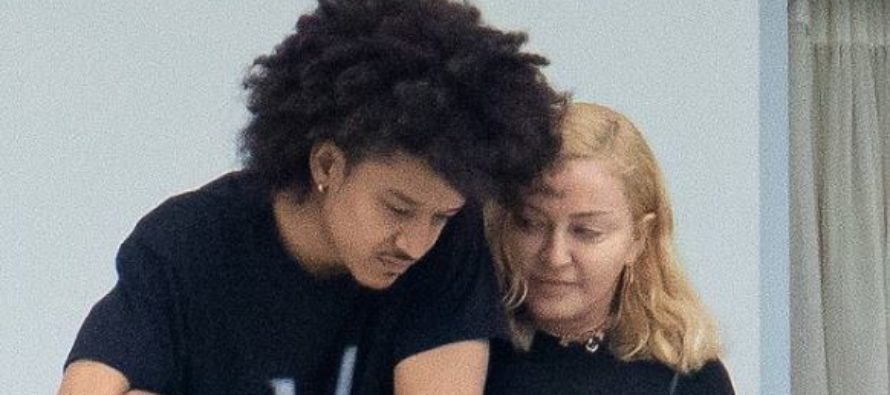Madonna y su novio de 26 años son captados en íntimo momento en Miami. |  Romantica Stereo  FM